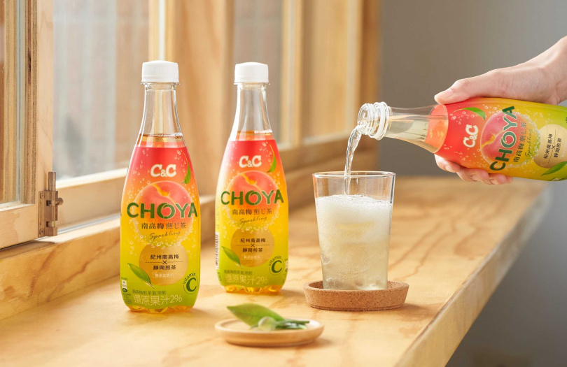 「C&C x CHOYA南高梅煎じ茶氣泡飲」結合了梅子風味、靜岡煎茶香氣與碳酸氣泡的暢快感。（圖／黑松提供）