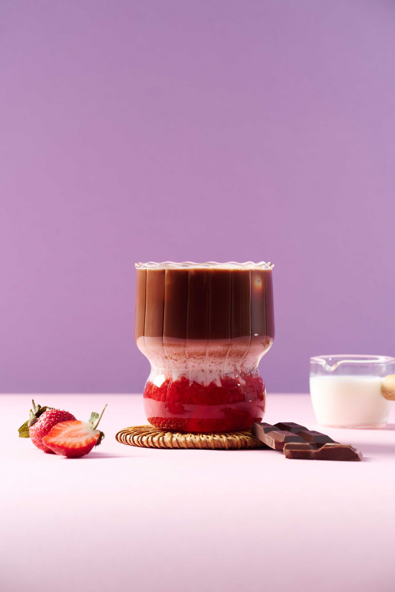 「草莓可可歐蕾」則是採用進口比利時可可粉製作，具有細緻滑順的可可口感與香氣，草莓果粒與濃郁可可亦是完美搭配。