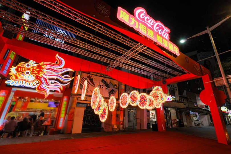 可口可樂「暢享魔力瞬間」花燈設計以品牌標誌性的紅色呼應年節氛圍，並由象徵龍年吉祥話的如意圓盤串成巨大金龍。（圖／可口可樂提供）