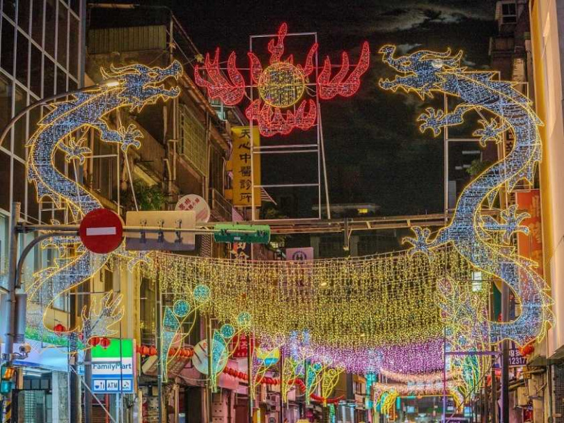 位於燈節中華路展區的臺灣省城隍廟展出雙龍搶珠龍門燈飾。