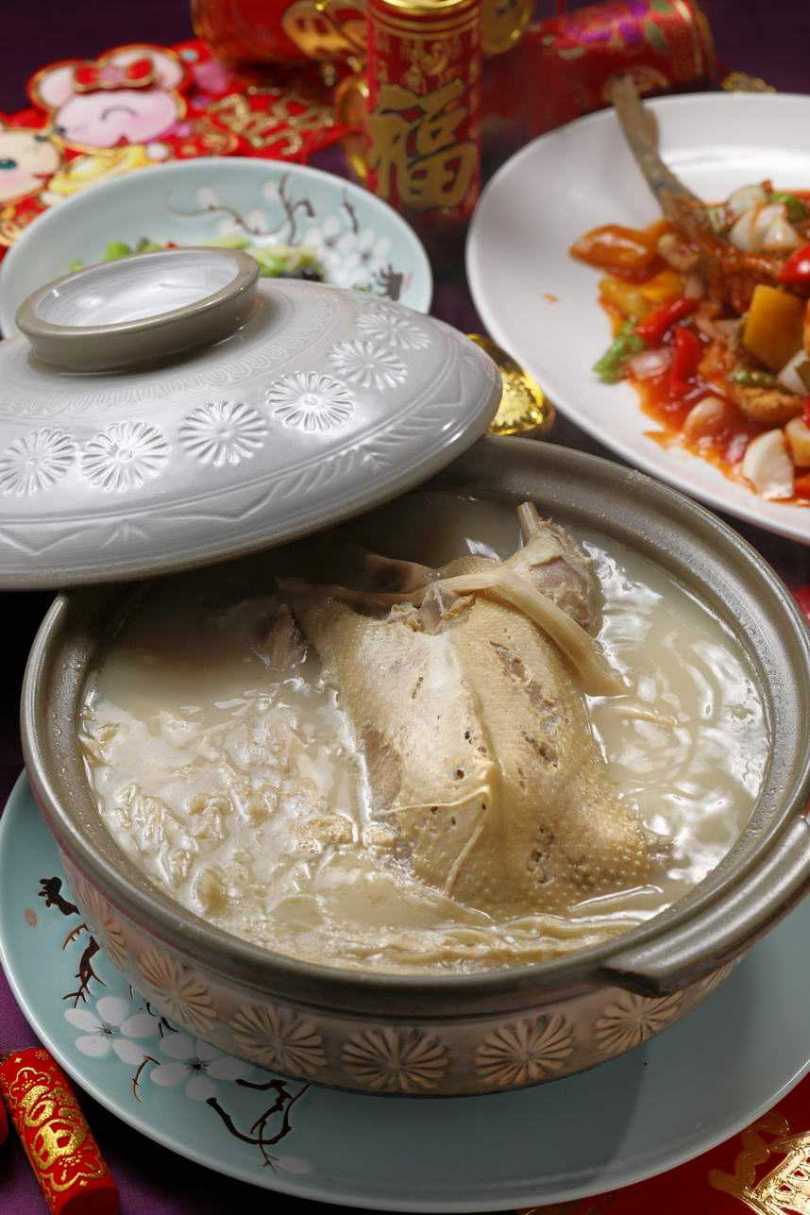 「杭州老鴨煲」金華火腿與老母雞熬湯，帶出土番鴨肉香。（圖／于魯光攝）