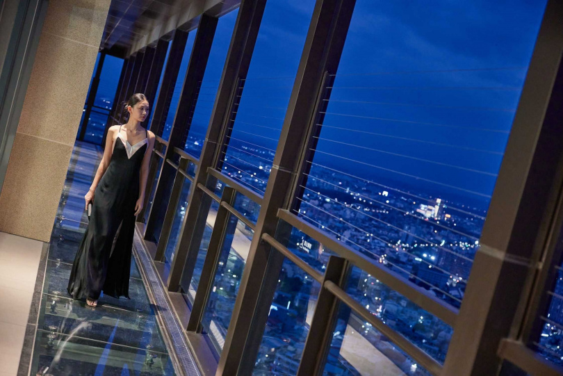 位於32樓的高空玻璃步道白天可遠眺阿里山，晚上則可將嘉義美麗夜景一覽無遺。（圖／嘉義福容voco提供）