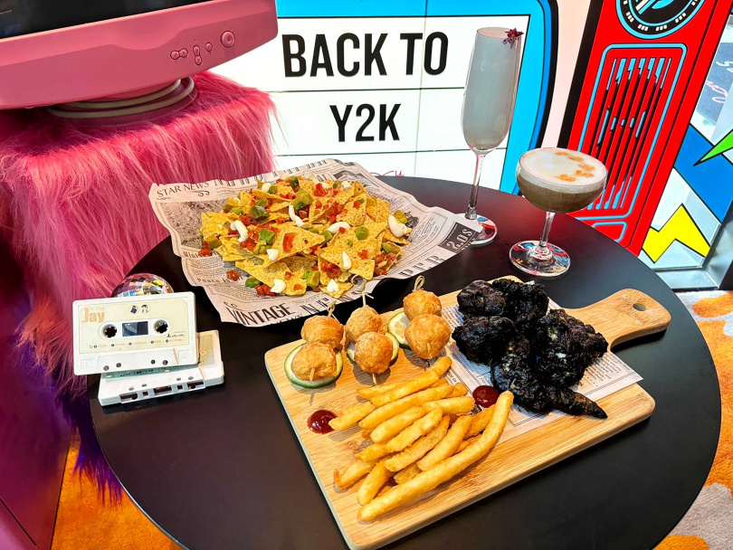 因應4月14日黑色情人節，台中豐邑Moxy酒店推出融入Y2K金曲的特別菜單「佐餐黑情歌」。（圖／台中豐邑Moxy酒店提供）