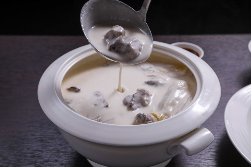 被香港人認為是食療菜色的「生磨杏汁白肺湯」，口感濃稠、杏香十足。（1,680元／盅，圖／趙文彬攝）