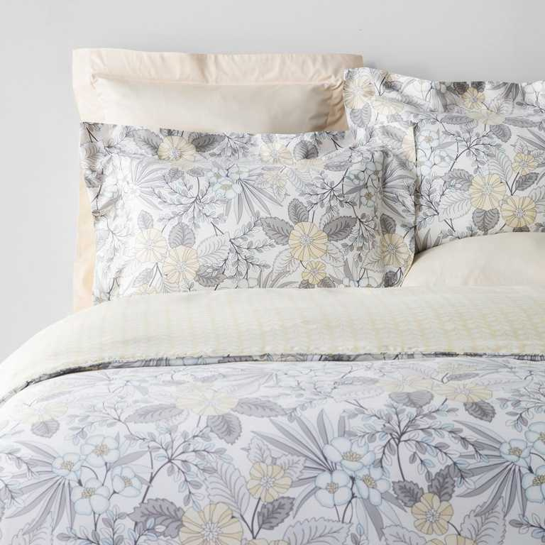 朵茉天絲床包兩用被組光滑如絲綢的表面，給媽媽帶來絕佳的膚觸及睡眠環境，雙面花色設計，能因應季節有更多樣的搭配。