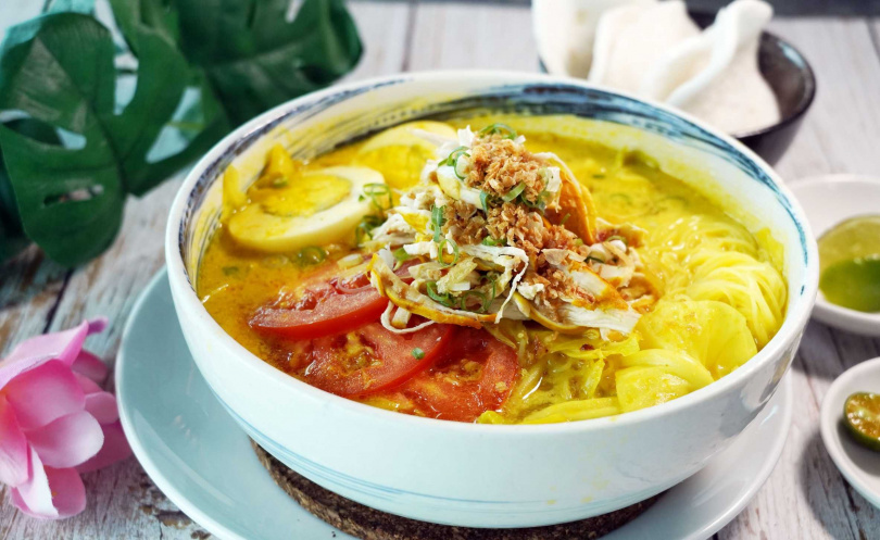 「印尼薑黃蔬食雞肉米粉湯」配料包含雞絲、米粉、蔬菜、水煮蛋，是印尼相當受歡迎的湯麵料理，風味較為清爽。（430元+10%）