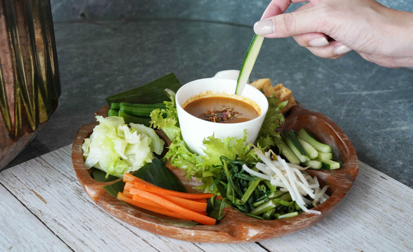 「印尼蔬食沙拉佐自製花生醬」拌勻後當蔬菜裹滿了濃稠的特調花生醬，香濃滋味讓人欲罷不能。（250元+10%）