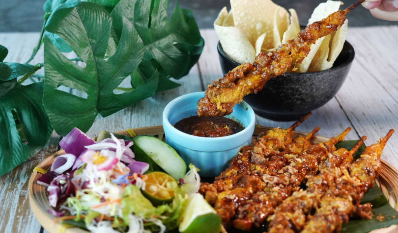 「峇里島經典沙嗲雞肉串」的雞腿肉以薑黃、南薑、香茅、檸檬葉、芫荽籽、干蔥等先醃了一天以上，十分入味。（430元+10%）