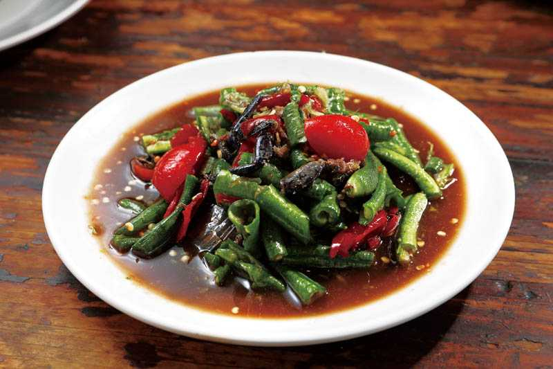 「涼拌長豆」是泰國東北家常菜，搭配濃味臭魚醬極為開胃。（100元）（圖／于魯光）