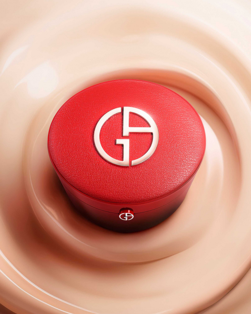 Armani beauty奢華絲絨訂製唇萃 25 周年限定版/1,600元 Armani beauty完美絲絨持久氣墊粉餅 25 周年限定版/3,500元(圖/品牌提供)