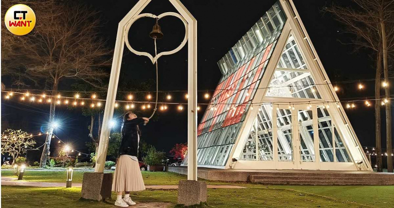 南科贊美酒店以全玻璃結構打造的珍愛教堂和周圍被落羽松環繞的心之湖，是遊客喜歡拍照的打卡點。（圖／魏妤靜攝）