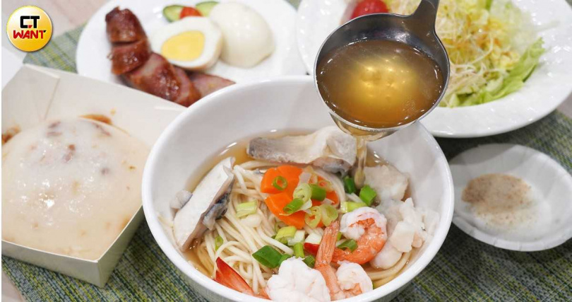 民眾可向柚兒園預訂用餐，會視預算由志工媽媽製作如柚香椒鹽麵搭配台南在地虱目魚、柚香沾醬沙拉、柚子香腸等餐點。（圖／魏妤靜攝）