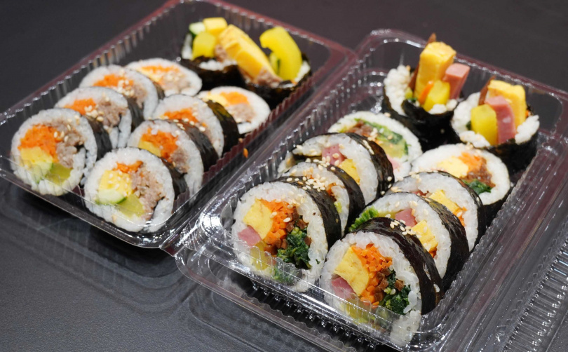 來自日本的韓式料理品牌「韓美膳」提供大家可快速選購的「韓式蔬菜飯捲」（右，168元）、「韓式牛肉飯捲」。（188元，圖／魏妤靜攝）