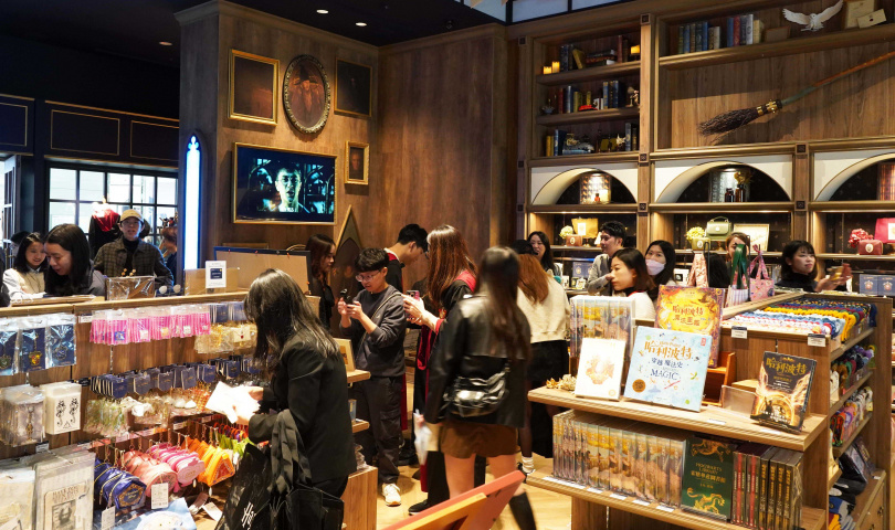 「Harry Potter - Mahou Dokoro」開幕首日便吸引不少粉絲到場，還有人穿著巫師袍前來朝聖。（圖／魏妤靜攝）