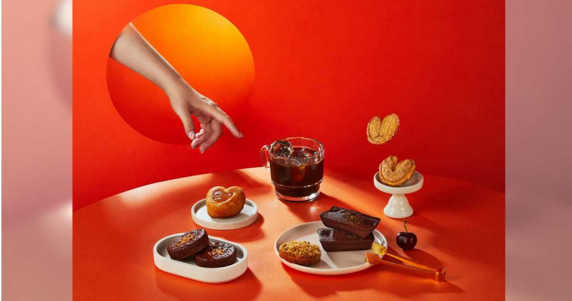 「月光劇場中秋禮盒」針對中秋禮盒推出8款創意法式點心。（圖／法絨提供）