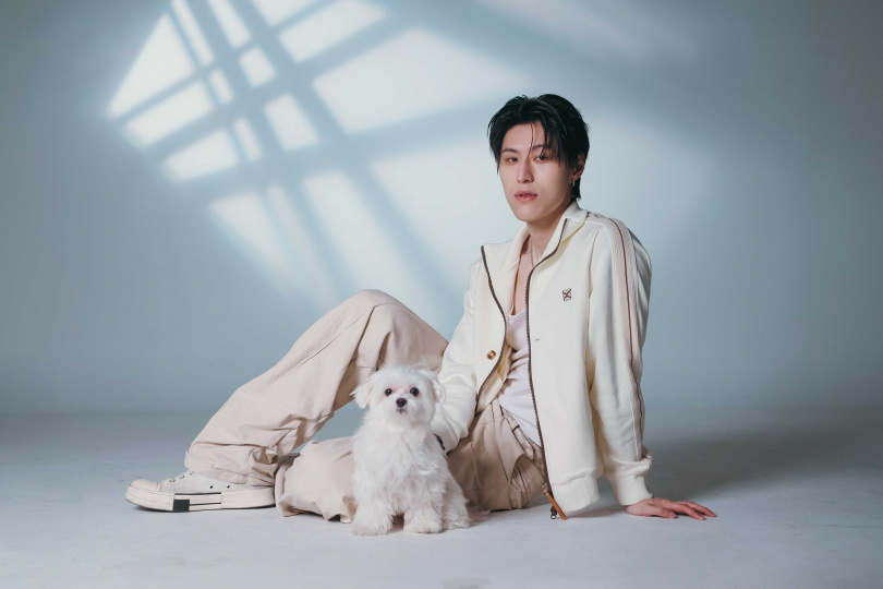 豆皮非常擅長被拍照，還拍過飼料代言，是個稱職的狗明星。（圖／楊澍攝）