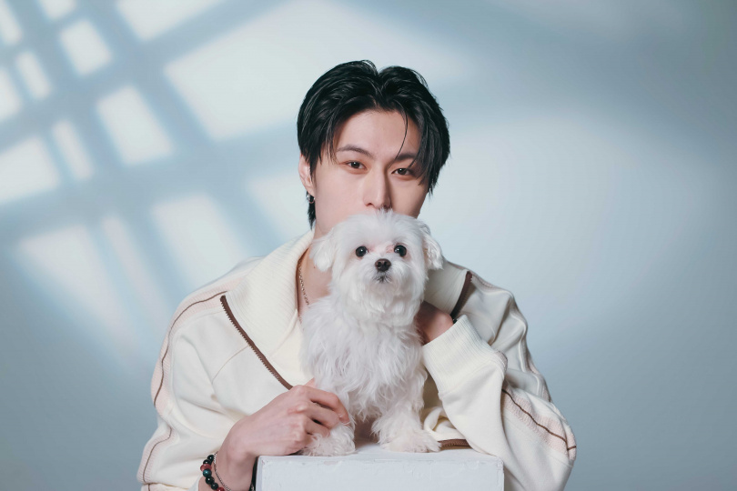 成晞兒時就有狗狗陪伴，認為狗狗就是家人。（圖／楊澍攝）