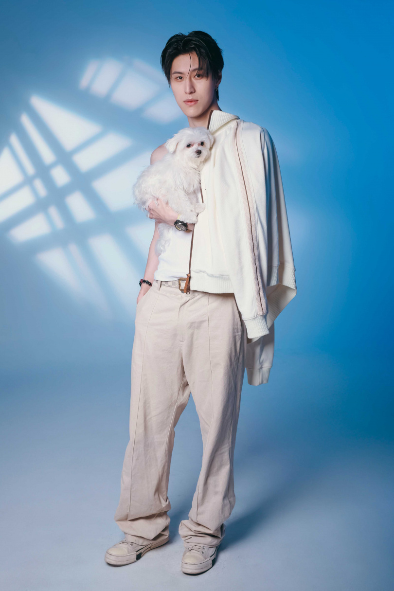 高大的成晞與身型迷你的豆皮，形成超萌身高差。（圖／楊澍攝）