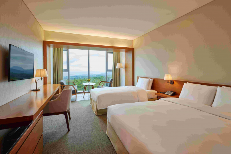 五星級健康度假村「濟州島WE酒店」以火山岩盤水設施與雪林漫步活動,讓旅人在漢拏山中享受奢華養生與冬日療癒體驗。(圖/Booking.com提供)