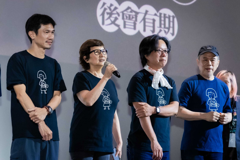 監製李烈(左二)在映後表示是靠著大家和工作人員才能走到今天。(圖/華文創提供)