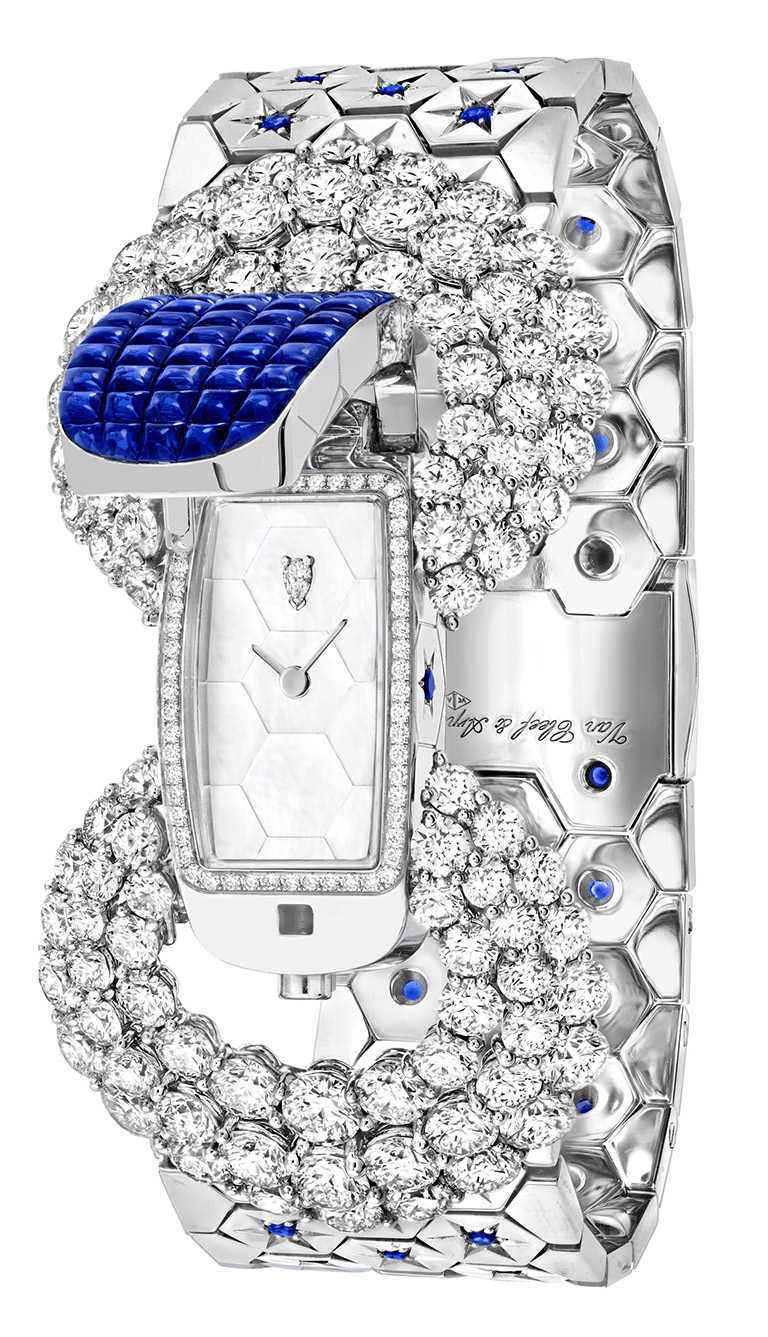Van Cleef & Arpels「Rose de Noël」系列「Ludo Secret」腕錶，白K金錶殼、錶帶，石英機芯，藍寶石、白色珍珠母貝、鑽石╱16,800,000元。（圖╱Van Cleef & Arpels提供）