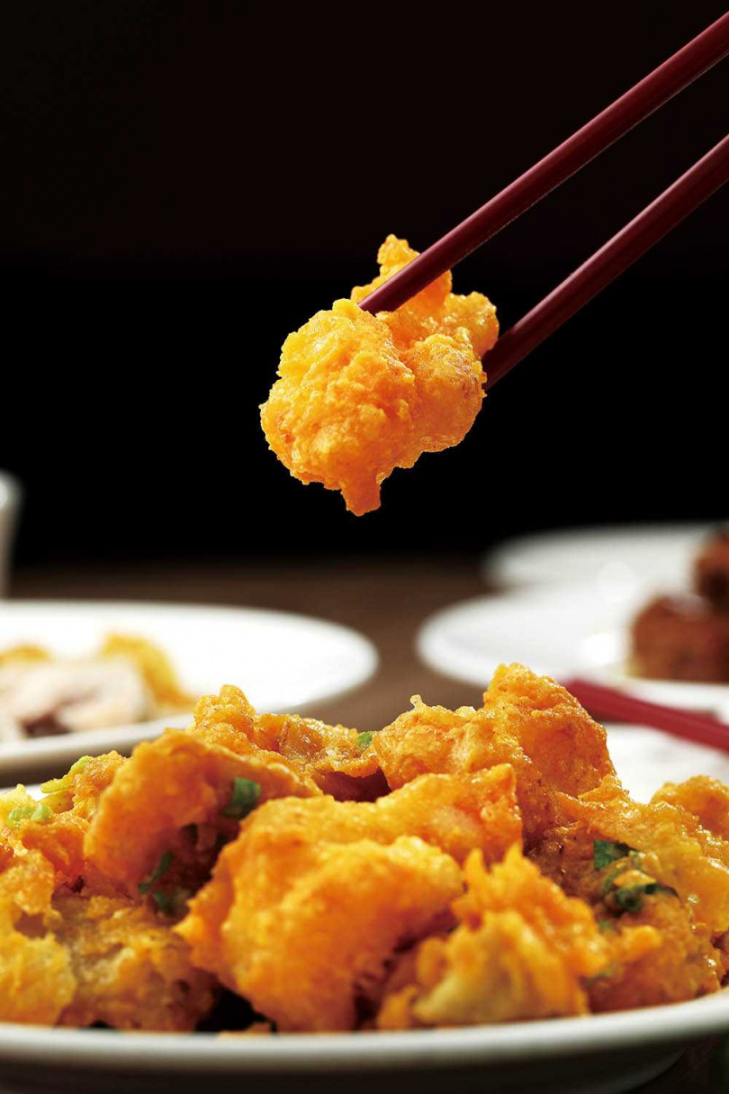 「金沙蝦仁」的鹹蛋黃均勻沾附在蝦仁與杏鮑菇上，鹹香酥脆。（325元）（圖／于魯光攝）