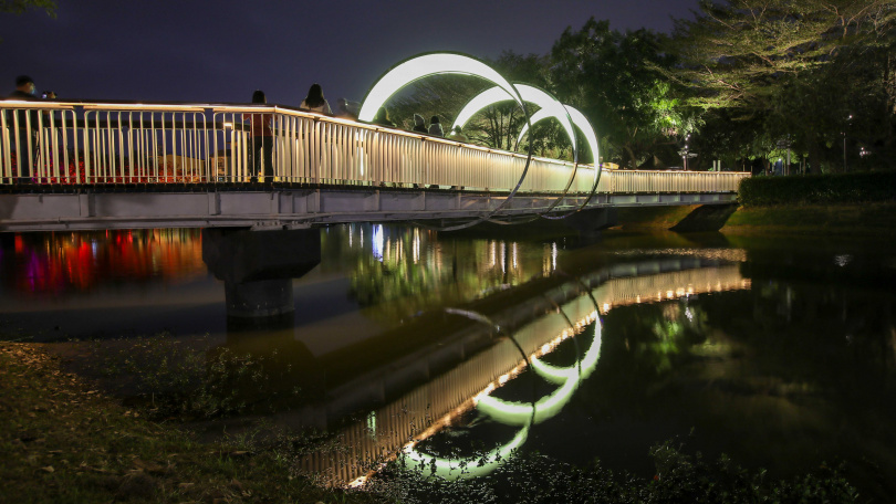臺灣藝術團隊「有用主張」在曲橋上設計的《鏡月－月境》。
