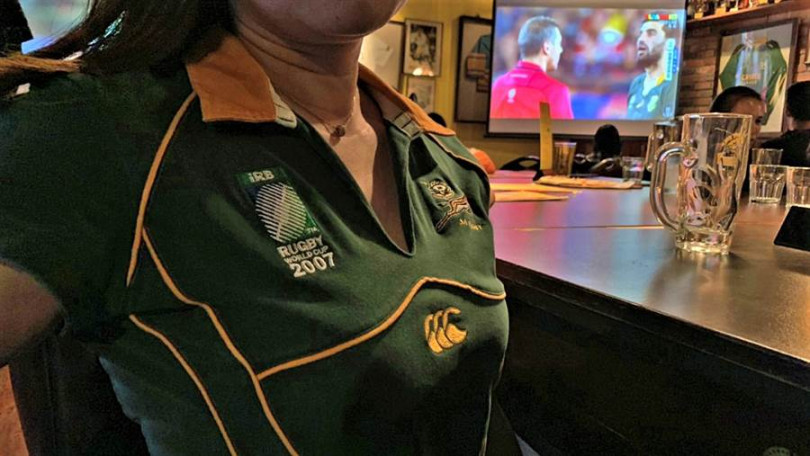 ▲ 資深球迷提醒各國球衣代表色：南非綠色、紐西蘭黑色、澳洲黃色。刺青者如去日本勿露大片刺青。（攝影／楊麗雯）