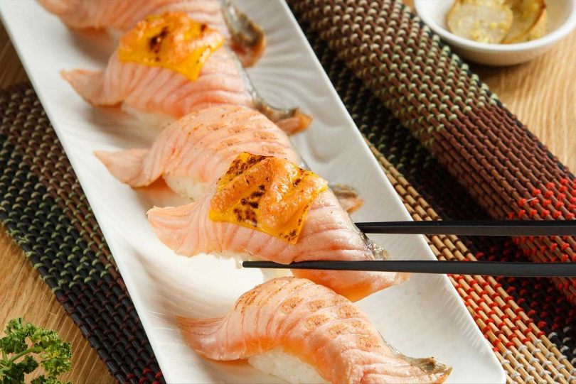 「加州起司炙燒鮭魚握壽司」讓生食級炙燒鮭魚與金黃起司、明太子美乃滋交織共舞。（258元）
