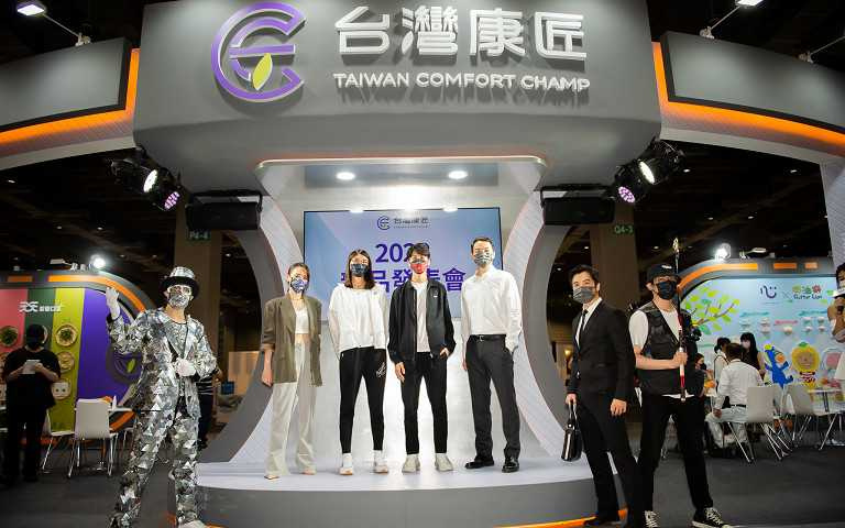 台灣康匠新品發表會邀閃靈Doris（左二）、拳擊國手黃筱雯（左三）、拳擊國手林郁婷（左四），以及邱彥翔（全聯先生）（左五）展示新系列口罩（圖／台灣康匠提供）。