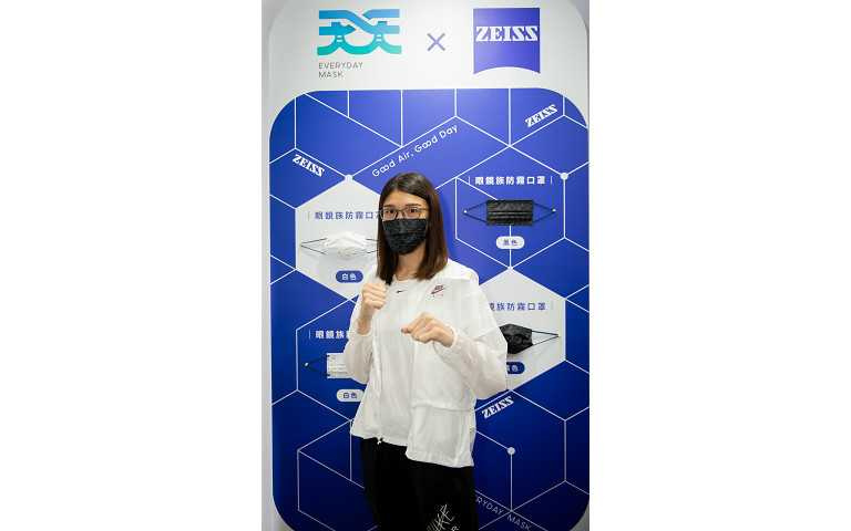 拳擊國手黃筱雯展示「天天x蔡司防霧口罩」（圖／台灣康匠提供）。
