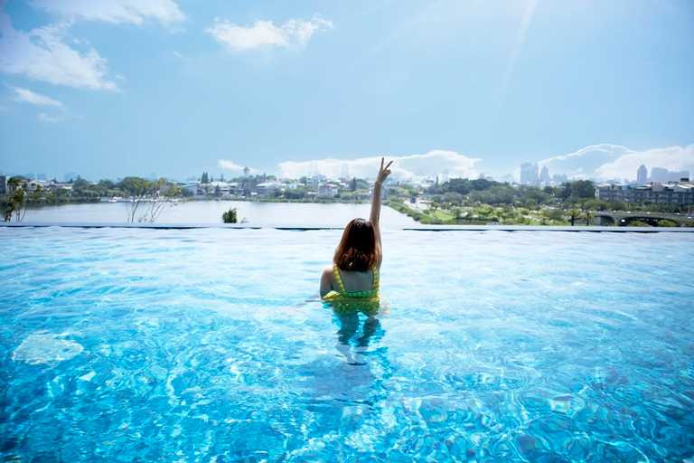 台南唯一的酒店高樓無邊際泳池，住客可在躺椅上沐浴日光、眺望水景灣，或日落時分坐在水上酒吧小酌微醺。