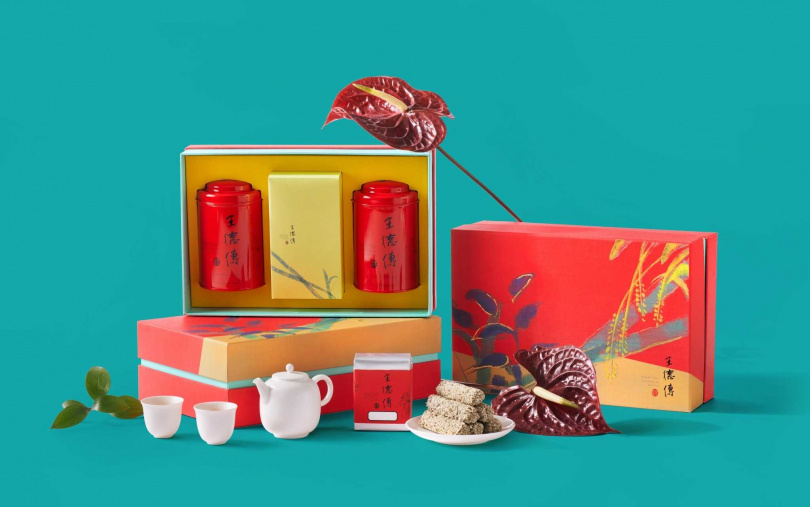 「承新豐年」禮盒以阿里山金萱的清新花香，搭配茶香細緻的盈春茶米香棒。（1,490元～1,990元，圖／王德傳茶莊提供）
