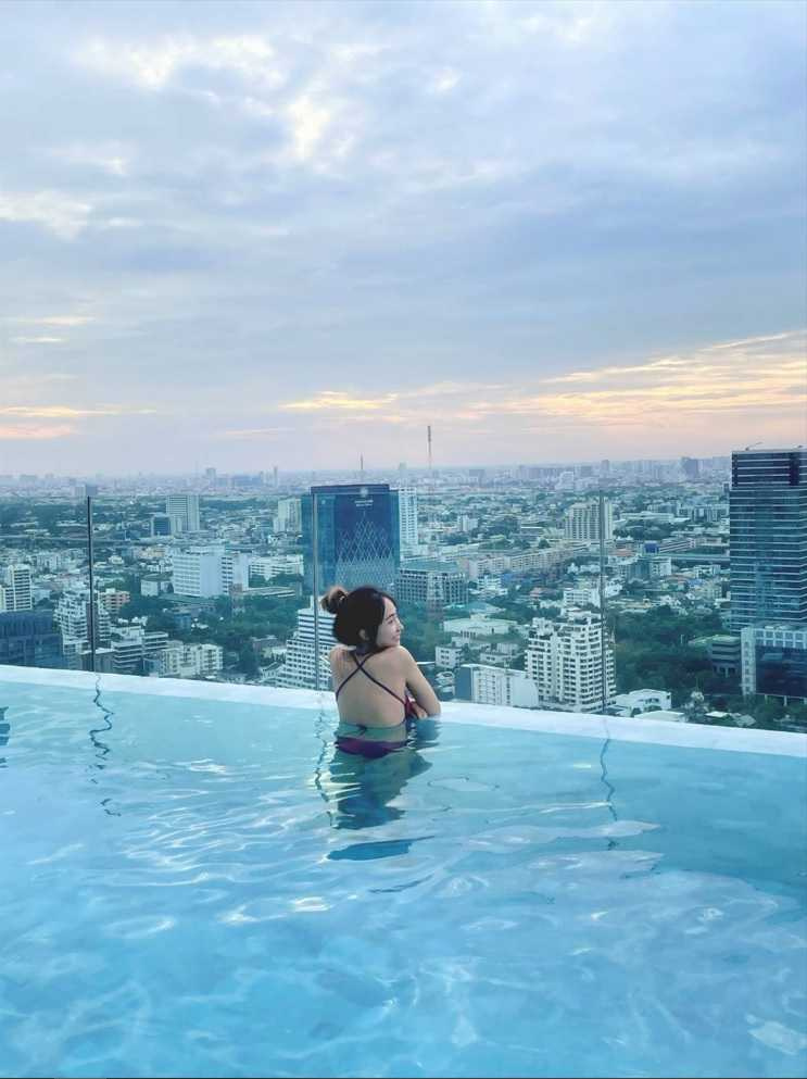 物價親民的泰國就連有無邊際泳池的飯店都很平價，讓黃云歆極力推薦。（圖／黃云歆提供）