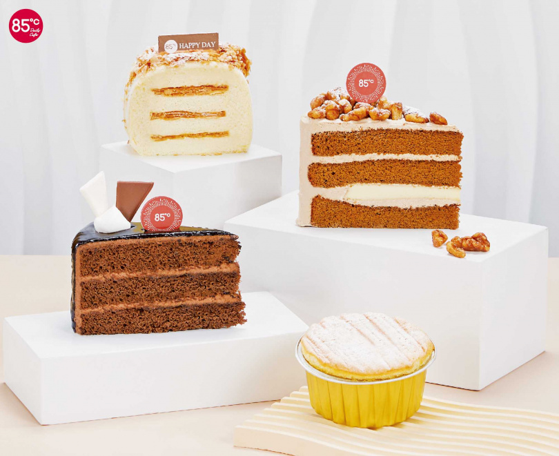 85℃四款切片蛋糕回歸！「王者拿破崙」、「王者咖啡布蕾」、「王者沙架蛋糕」或是「北海道王者戚風」，讓你可以爽爽吃下午茶。