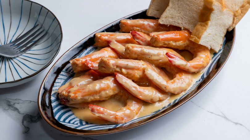 用布里歐麵包沾滿大蒜奶油加上飽滿蝦肉入口，是「不能留醬的奶油蝦」最爽快的吃法。（360元，圖／焦正德攝)