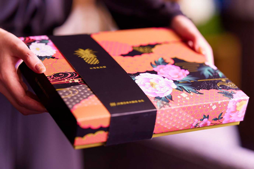 JR東日本大飯店台北二週年慶住房專案贈送「台灣香草鳳梨酥禮盒」內含12顆鳳梨酥。