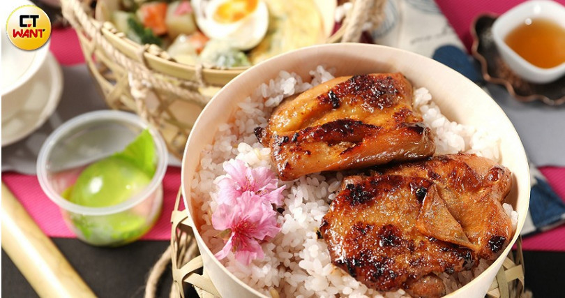 「櫻花餐」兩盒餐用迷你竹簍扁擔盛裝，以櫻入菜，搭炙燒雞腿、煎蛋，和櫻花茶凍。（攝影／于魯光）