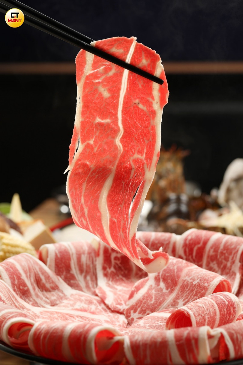 安格斯牛：前胸肋骨的部位的「美國安格斯牛小排」油脂豐厚，巴掌大的肉片入口超滿足。