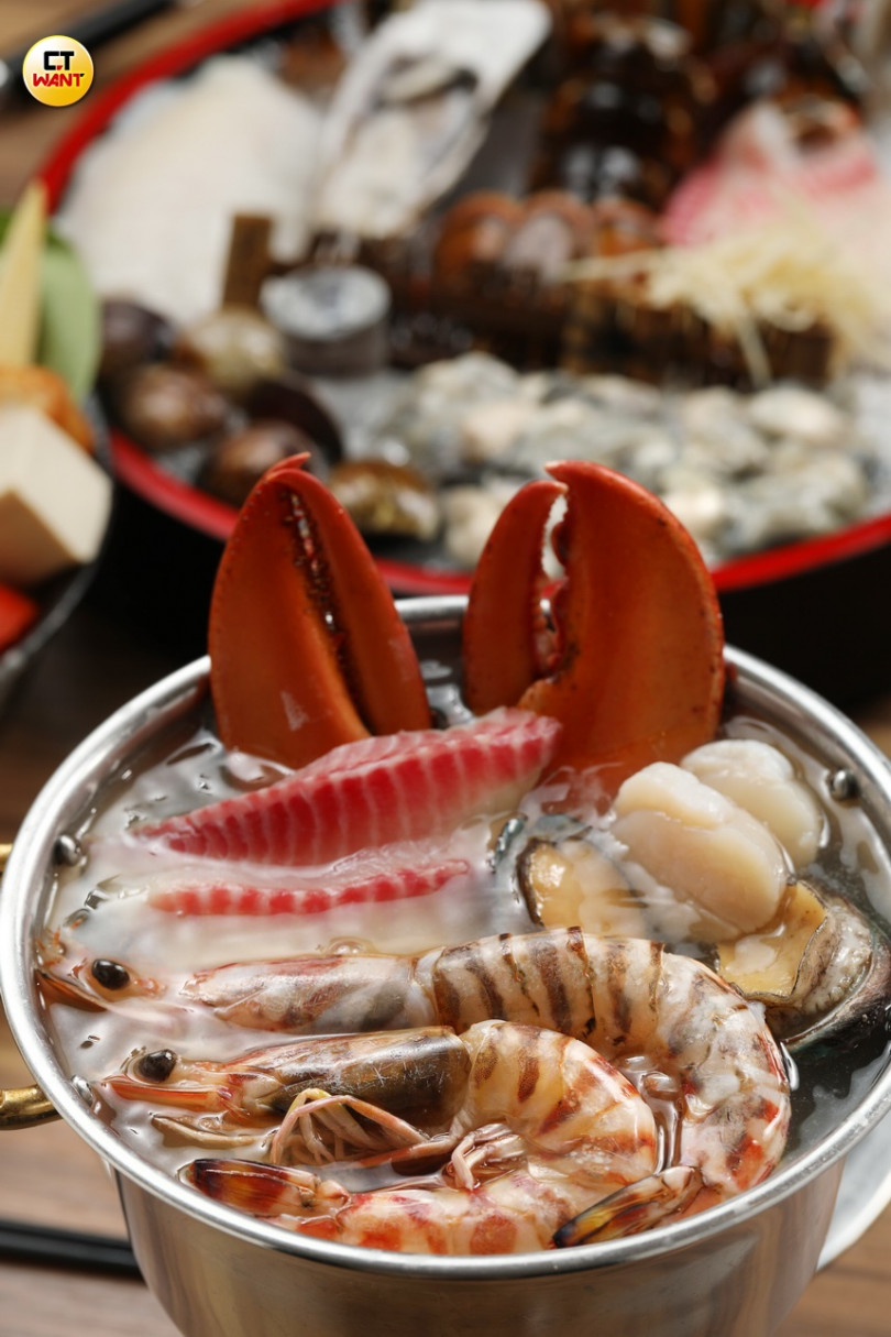 活龍蝦、生蠔、干貝、活九孔鮑、大明蝦等十樣海鮮，澎派食材讓個人涮涮鍋滿載。