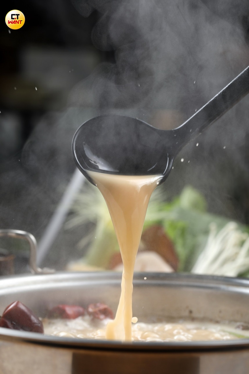 麻辣鍋底加入牛奶的「白麻辣」是店家自創湯頭，溫潤好入口的滋味深受女性喜愛。