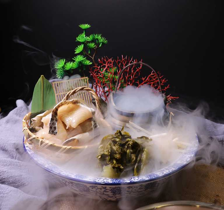 4/8至4/14江城霧都酸菜魚免加價原地升級需事先訂位。