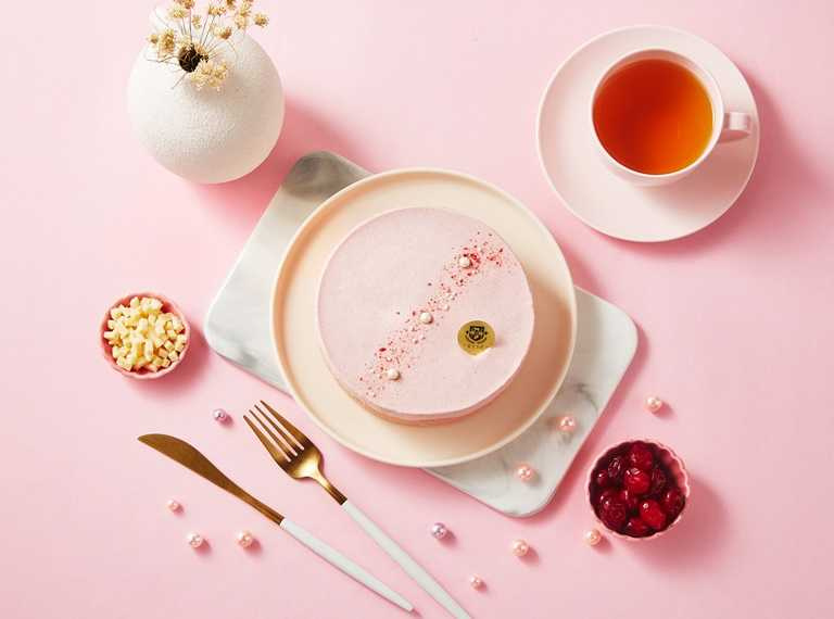 「花漾胭脂莓果輕乳酪蛋糕」使用英國唐寧TWININGS的鉑金胭脂莓果茶，結合乳酪再加入蔓越莓乾，製作出胭脂莓果輕乳酪蛋糕體！