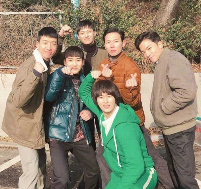 金秀賢客串《愛的迫降》，以前輩之姿指導北韓軍人如何融入南韓。（圖／翻攝自網路）