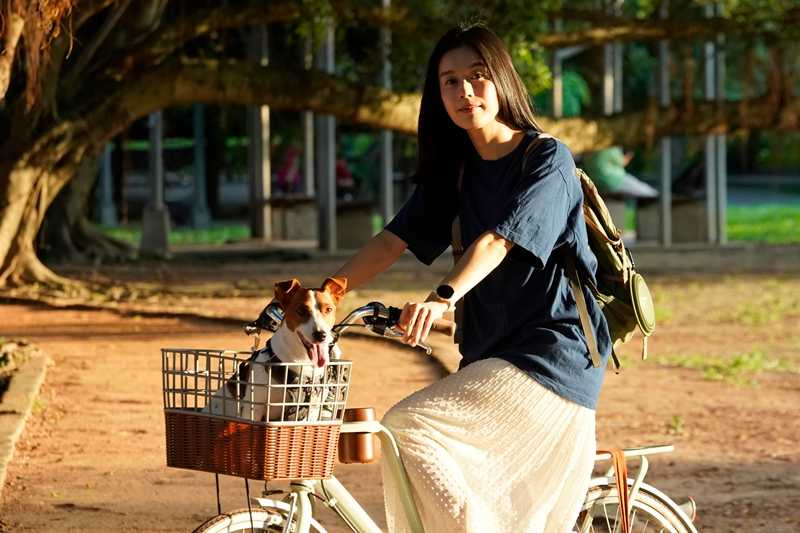 廖曉彤時常騎腳踏車載著哈醬兜風、去咖啡廳。 （圖／廖曉彤提供）