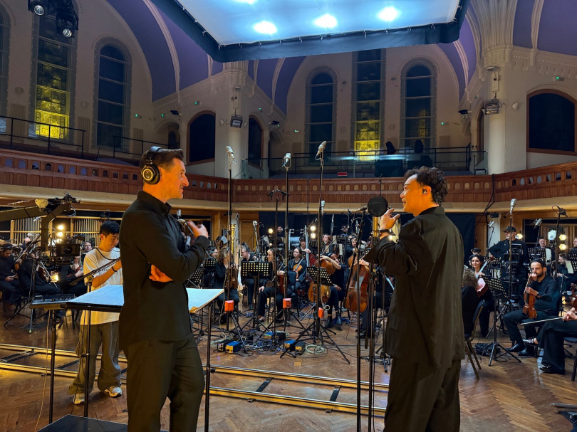 陳奕迅與The Heritage Orchestra管弦樂團合作，為經典金曲〈K歌之王〉重新灌注生命。（圖／環球音樂提供）