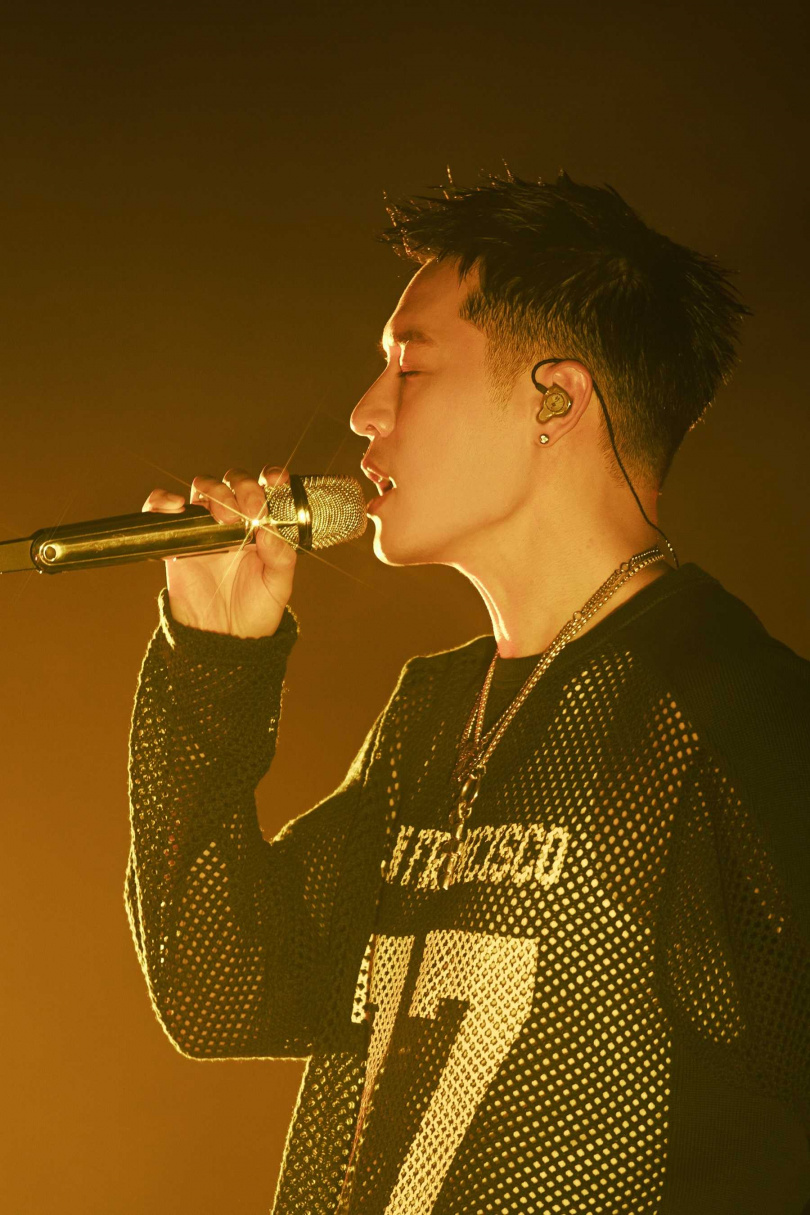 周湯豪演唱25首跨風格金曲全方位展現出道15年的音樂深厚底蘊與多元魅力。（圖／IMC Live Global提供）