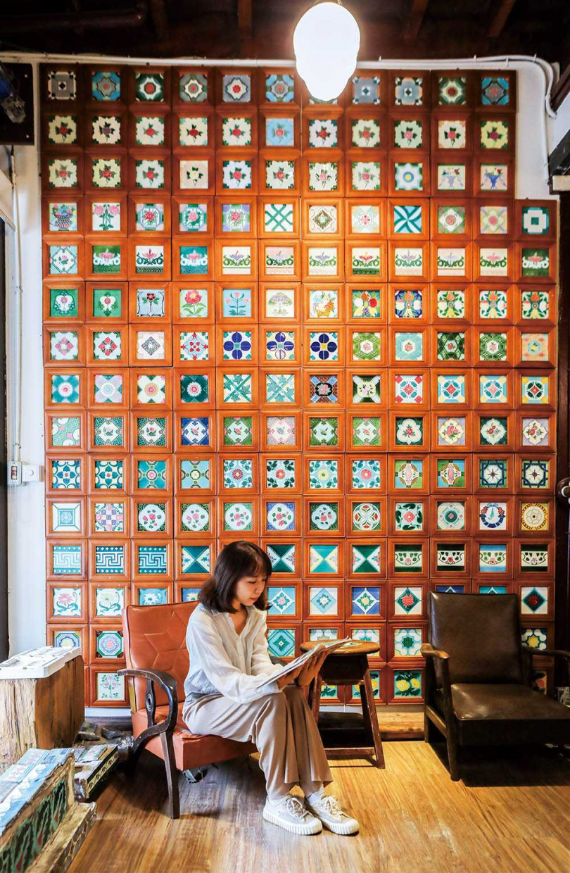 在「台灣花磚博物館」的牆面上，展示從各地蒐集回來的美麗花磚。（圖／林士傑攝）
