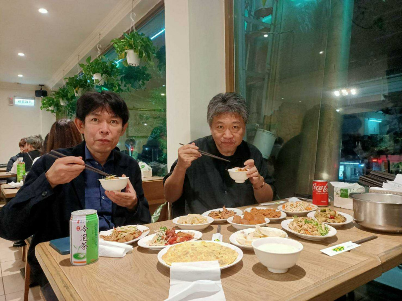 是枝裕和（右）跟坂元裕二一起相約吃清粥小菜。（圖／金馬執委會提供）