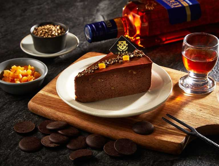 「微醺橙香威士忌乳酪蛋糕」以優雅醇香的仕高利達12年蘇格蘭威士忌、苦甜濃郁的巧克力及純淨細緻乳酪製作而成。
